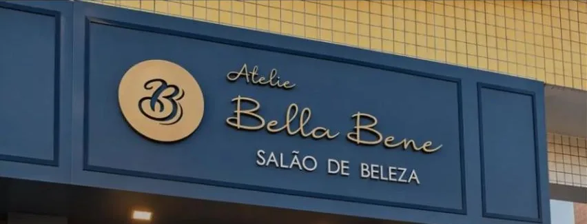 Fachada azul-marinho do Ateliê Bella Bene com o nome em letra dourada e a placa Salão de Beleza